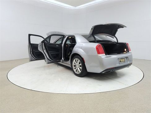 Used 2018 Chrysler 300 Limited image 11