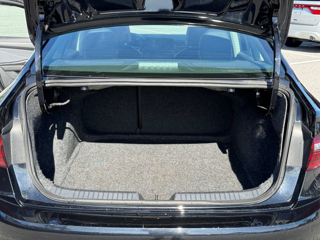 Used 2025 Volkswagen Jetta SE FWD image 30
