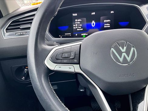 Used 2022 Volkswagen Tiguan SE w/ Panoramic Sunroof Package image 24