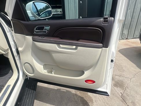 Used 2011 Cadillac Escalade Platinum AWD/4WD image 20