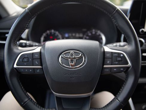 Used 2024 Toyota Highlander LE image 11