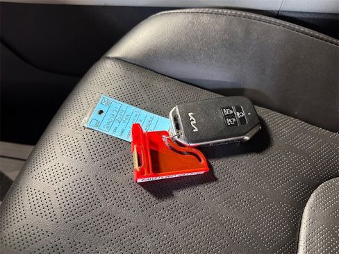 Certified 2024 Kia Carnival EX image 32