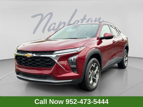 Used 2025 Chevrolet Trax LT FWD image 1