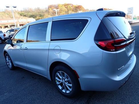 New 2026 Chrysler Pacifica Select image 3