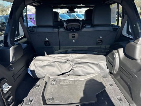 Used 2025 Jeep Wrangler Unlimited Rubicon image 33