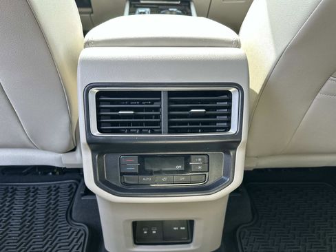 Used 2025 Volkswagen Atlas SE image 15