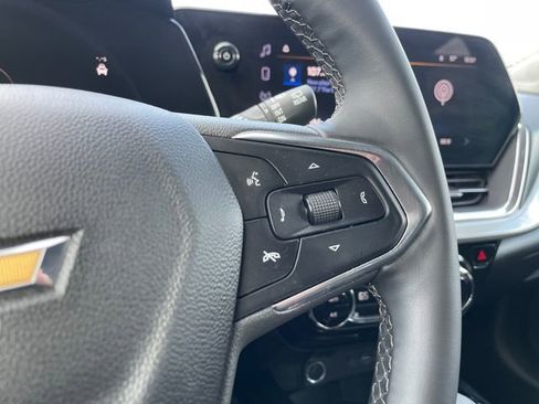 Used 2025 Chevrolet Trax LT w/ LT Convenience Package image 19