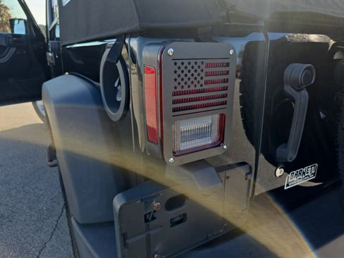 Used 2018 Jeep Wrangler Unlimited Sport S image 32