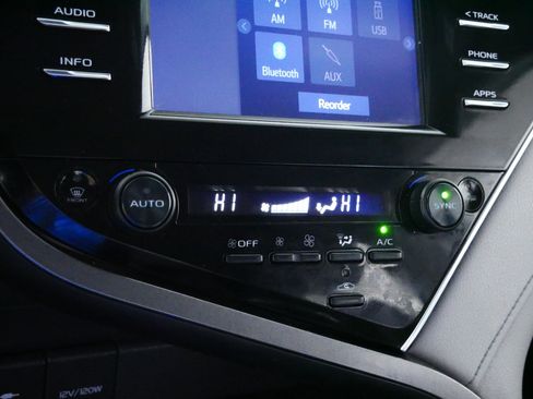 Used 2018 Toyota Camry XLE FWD image 23
