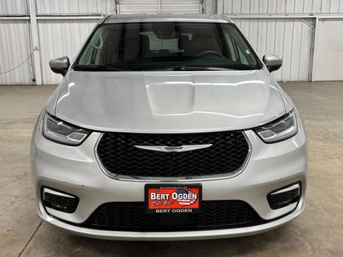 Used 2023 Chrysler Pacifica Touring-L FWD image 2