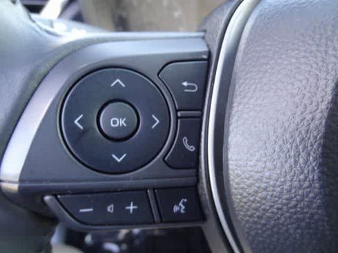 Used 2025 Toyota Corolla Cross LE image 13