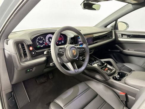 Used 2025 Porsche Cayenne Coupe AWD/4WD image 4
