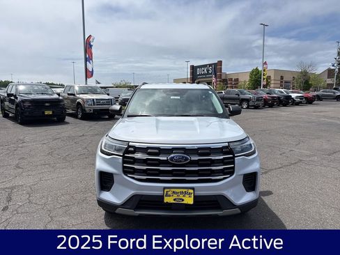 Used 2025 Ford Explorer Active AWD/4WD image 4