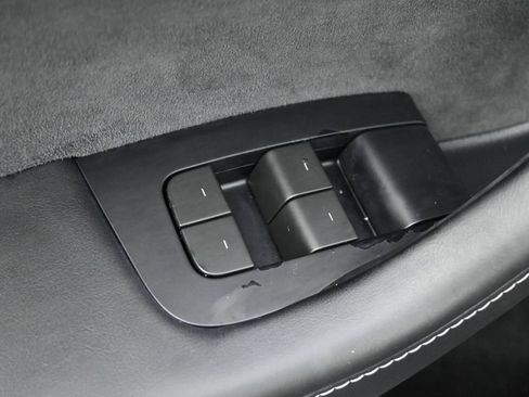 Used 2024 Tesla Model Y Long Range AWD/4WD image 4
