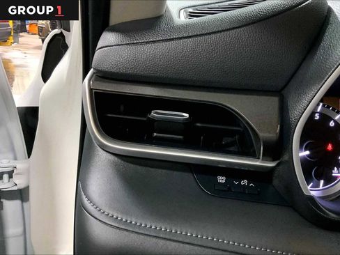 Used 2024 Toyota Highlander XLE image 34