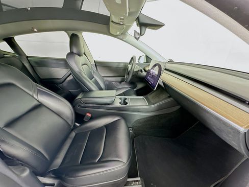 Used 2022 Tesla Model Y Long Range image 31