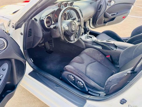 Used 2017 Nissan 370Z Coupe RWD image 17