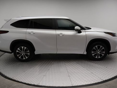 Used 2024 Toyota Highlander XLE FWD image 7