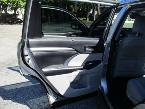 Used 2019 Toyota Highlander XLE image 22