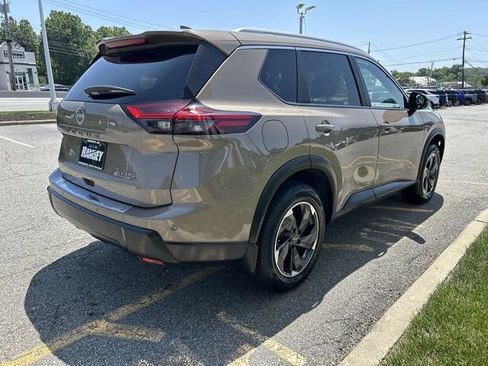 Certified 2024 Nissan Rogue SV w/ SV Premium Package AWD/4WD image 8
