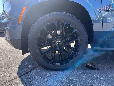 Used 2025 Chevrolet Suburban LT image 8