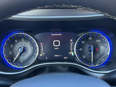 Used 2024 Chrysler Pacifica Touring-L FWD image 18