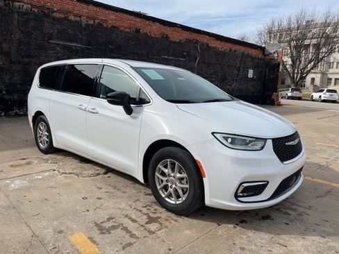 Used 2024 Chrysler Pacifica Touring-L image 8