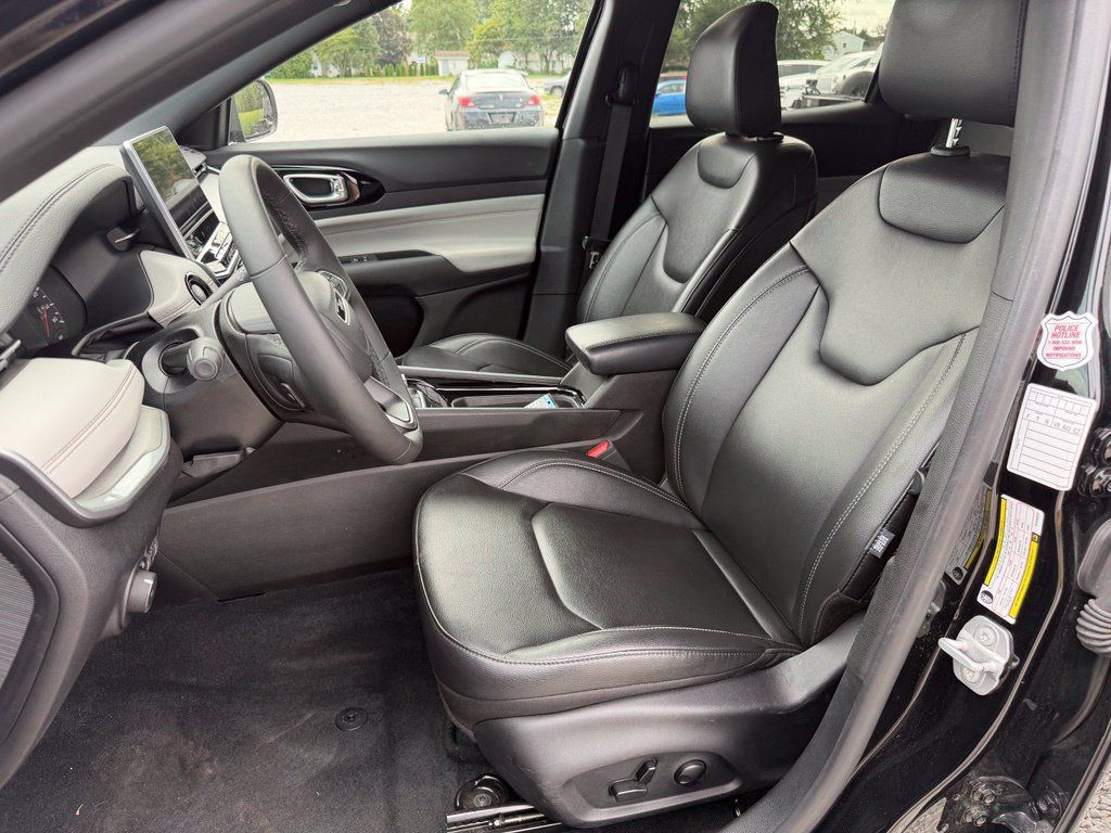 Used 2025 Jeep Compass Limited AWD/4WD image 3
