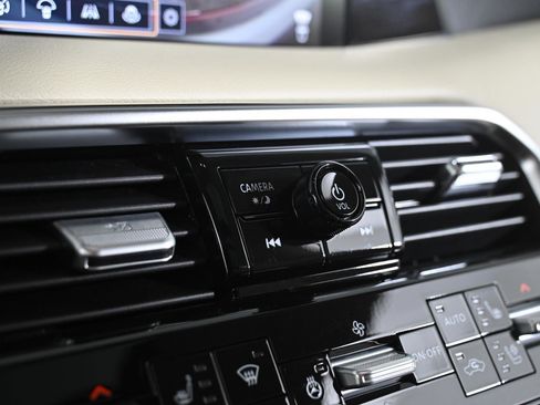 Used 2025 Nissan Armada Platinum image 16