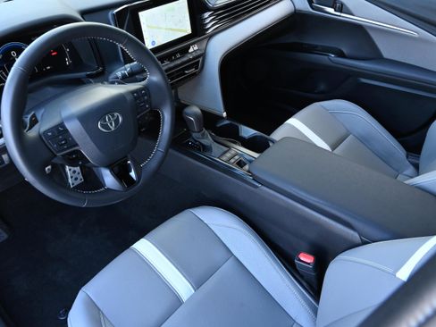 Used 2025 Toyota Camry SE image 11