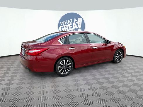 Used 2017 Nissan Altima 2.5 SL w/ Moonroof Package image 4