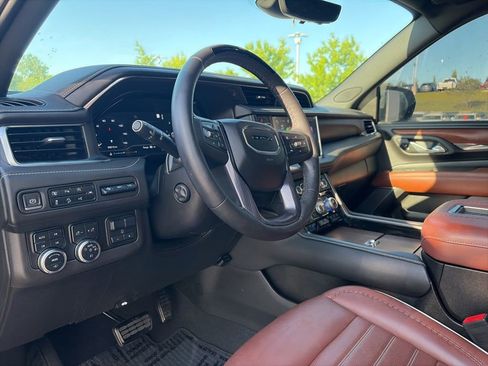 Used 2023 GMC Yukon Denali Ultimate AWD/4WD image 12