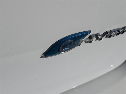 Used 2022 Chrysler Pacifica Touring-L image 6