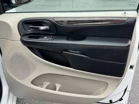 Used 2019 Dodge Grand Caravan SE w/ UConnect Hands-Free Group image 53