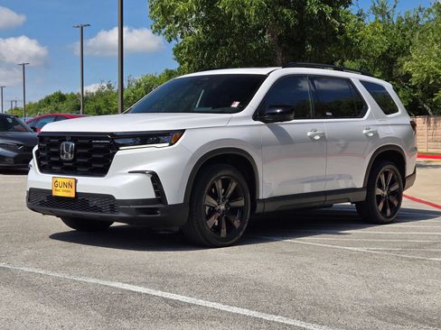 Used 2025 Honda Pilot Black Edition image 7