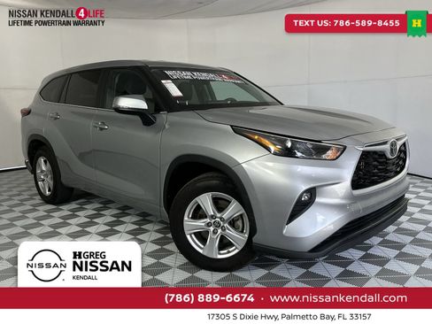 Used 2025 Toyota Highlander LE FWD image 1