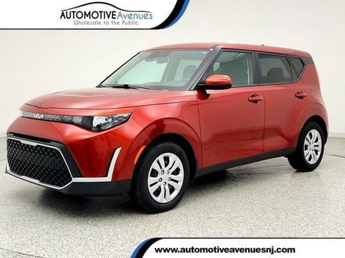 Used 2025 Kia Soul LX FWD image 1