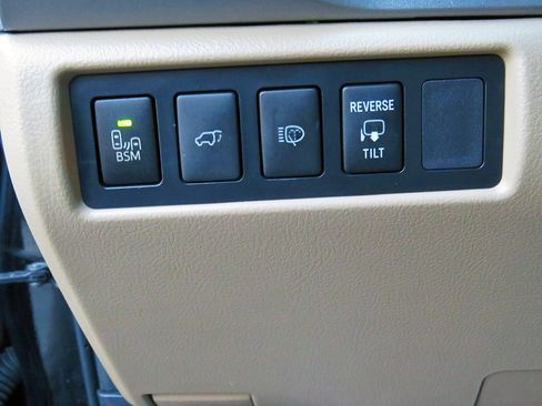 Used 2013 Toyota Sequoia Platinum image 28