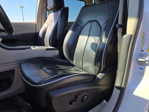Used 2021 Chrysler Pacifica Limited w/ Uconnect Theater Family Group image 28