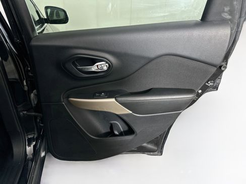 Used 2018 Jeep Cherokee Latitude FWD image 27