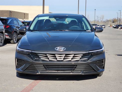 New 2025 Hyundai Elantra SE image 2