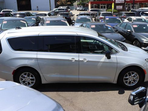 Used 2024 Chrysler Pacifica Touring-L FWD image 6