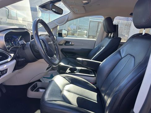 Used 2020 Chrysler Pacifica Touring-L Plus w/ Tire & Wheel Group image 11