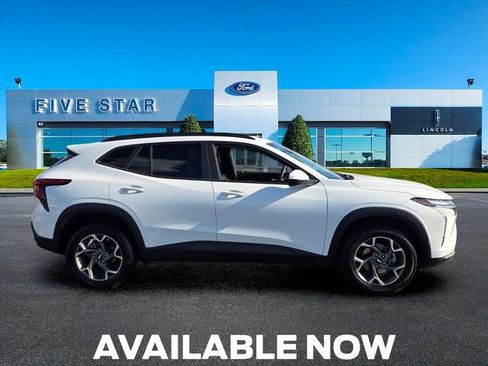 Used 2025 Chevrolet Trax LT FWD image 9