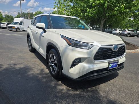 Used 2021 Toyota Highlander XLE AWD/4WD image 10