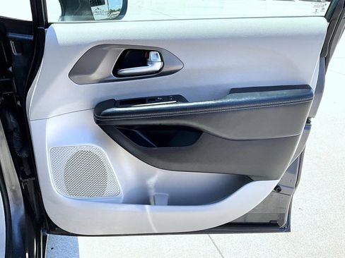 Used 2022 Chrysler Pacifica Touring-L FWD image 17