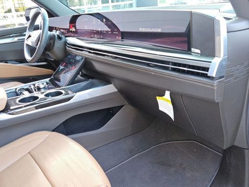 Used 2025 Cadillac Escalade Premium Luxury AWD/4WD image 23