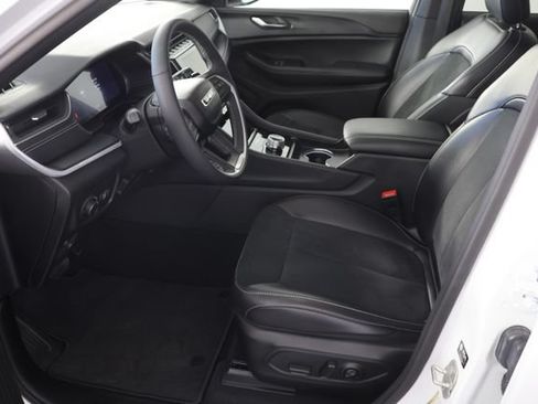Used 2024 Jeep Grand Cherokee Altitude AWD/4WD image 20