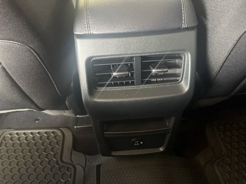 Used 2021 Ford Edge SE image 14