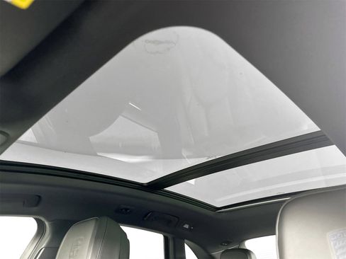 Certified 2025 Porsche Macan image 36